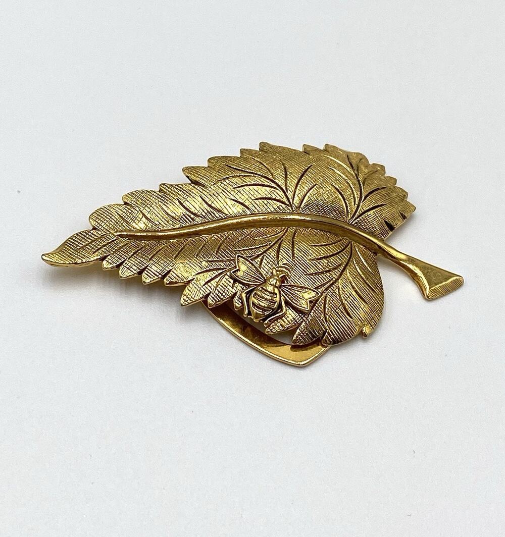 Vintage Lieba USA Gold Tone Leaf Scarf Clip With A Bee On It Estate Scarf Clip
